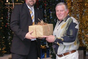 Geschenkübergabe mit Herrn Haidu